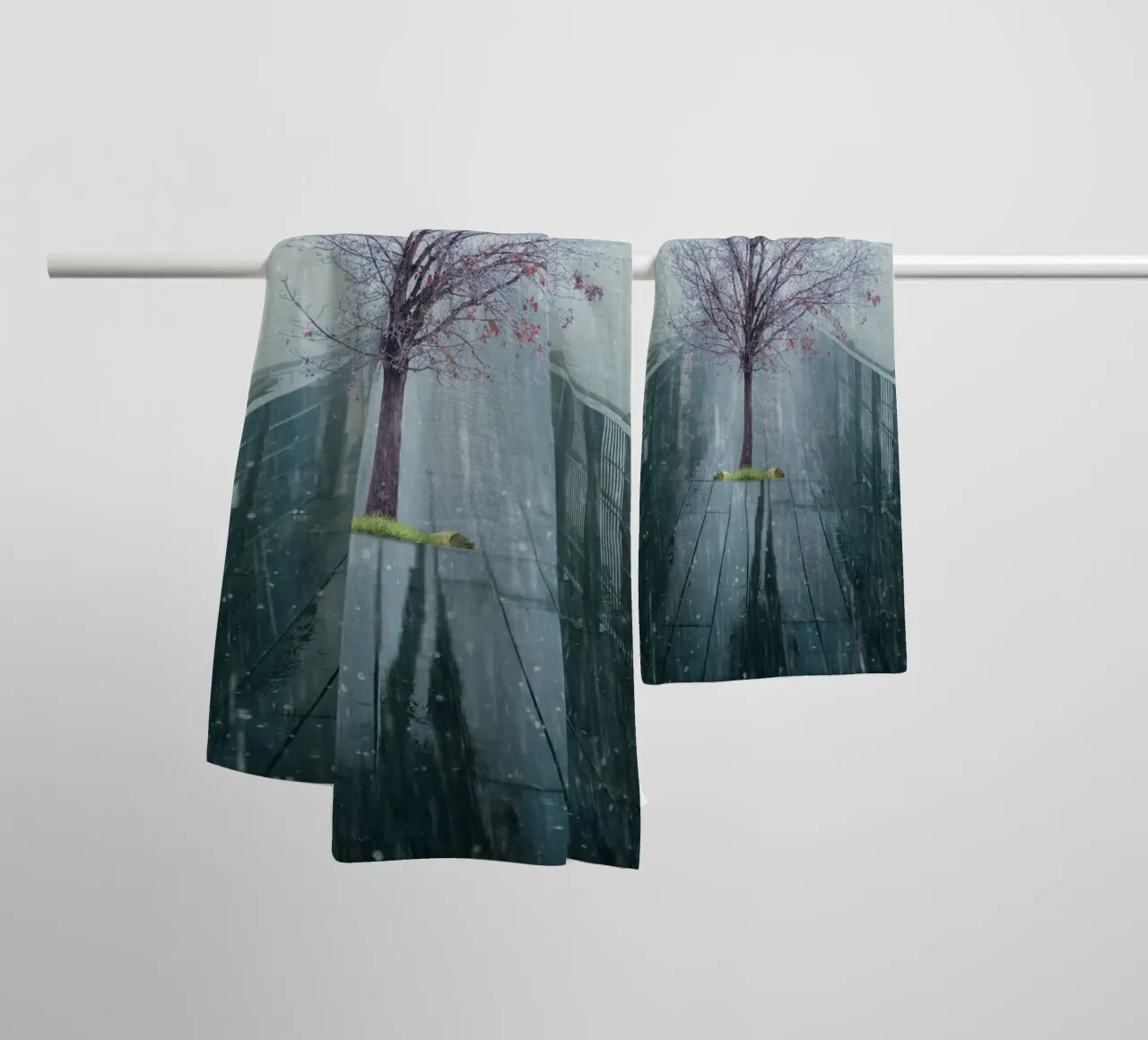 Albero su ponte con neve invernale asciugamano da bagno da Berwies Artwork