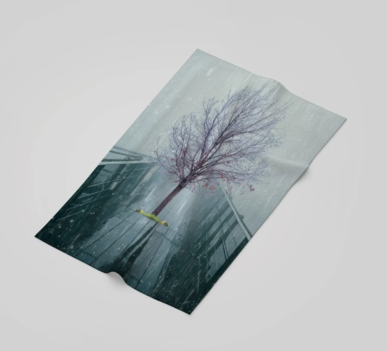 Albero su ponte con neve invernale telo mare da Berwies Artwork