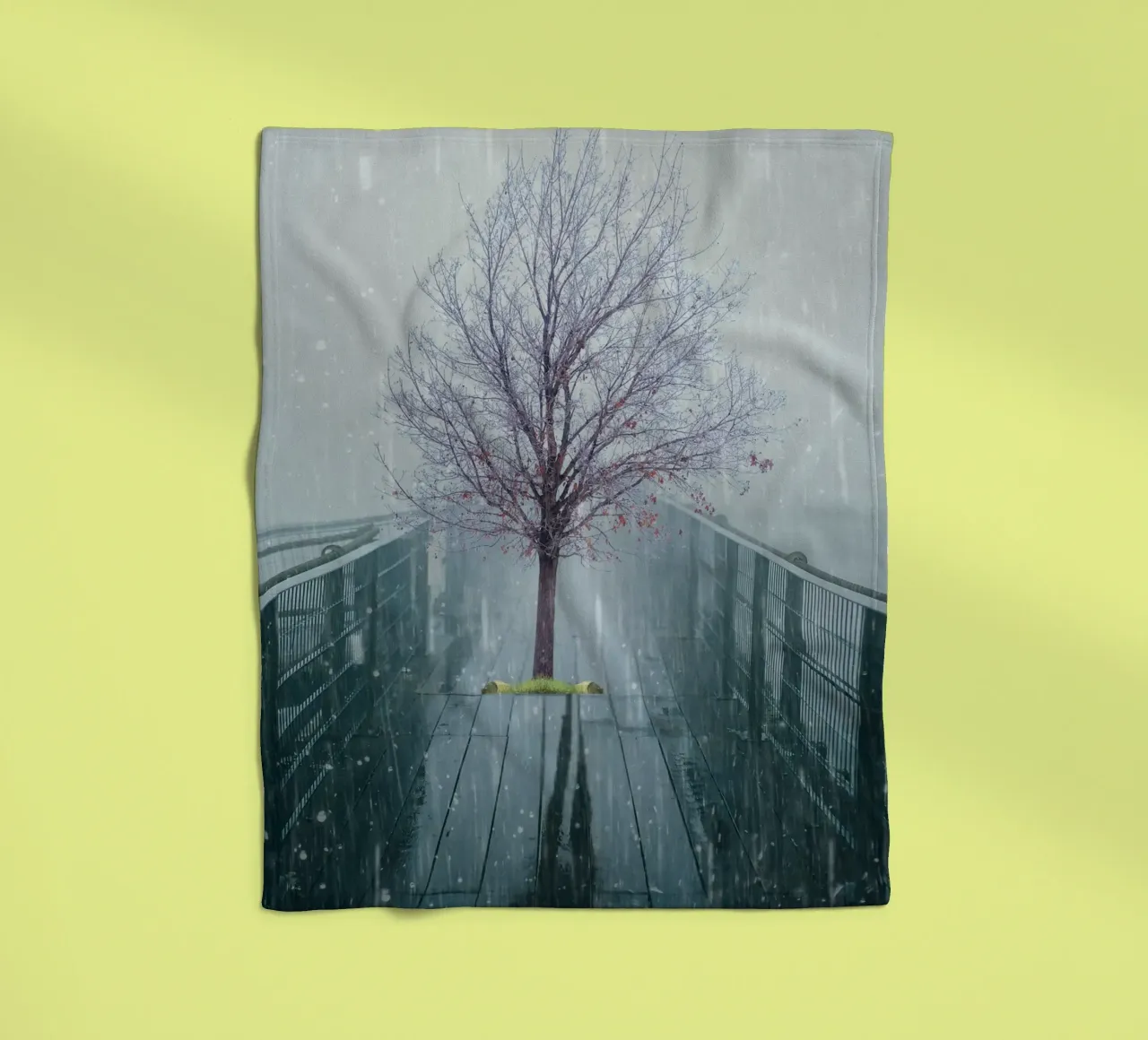 Albero su ponte con neve invernale coperta in pile da Berwies Artwork