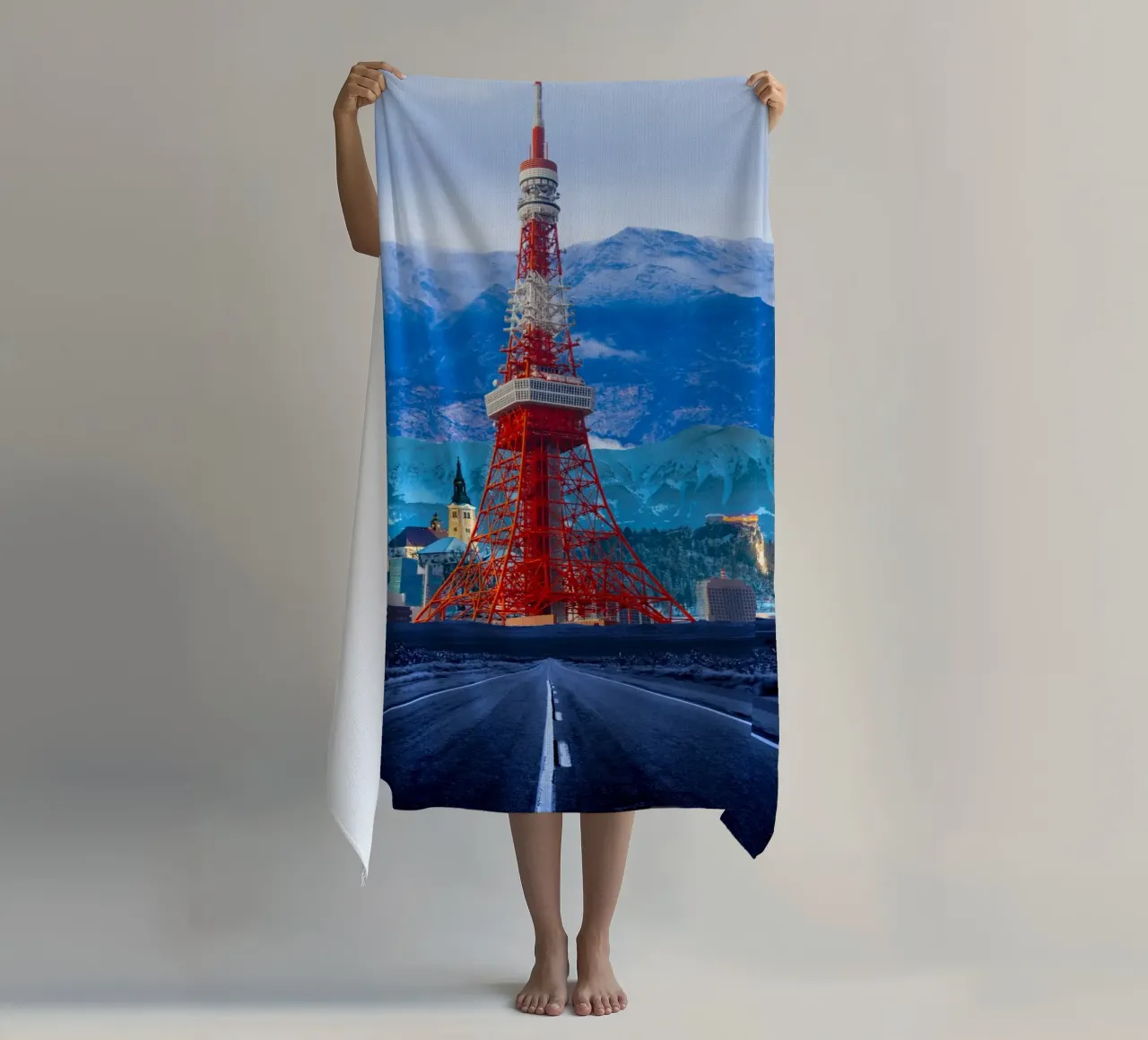 Torre di Tokyo con montagne e strade telo mare da Berwies Artwork