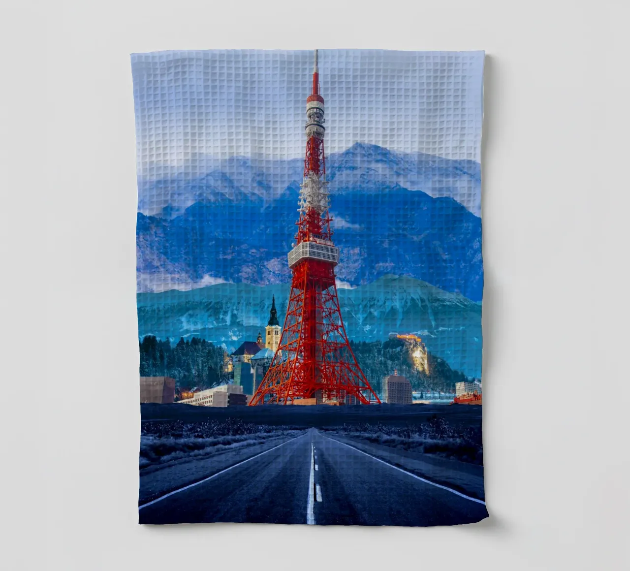 Tokyo Tower mit Bergen und Straße Geschirrtuch von Berwies Artwork
