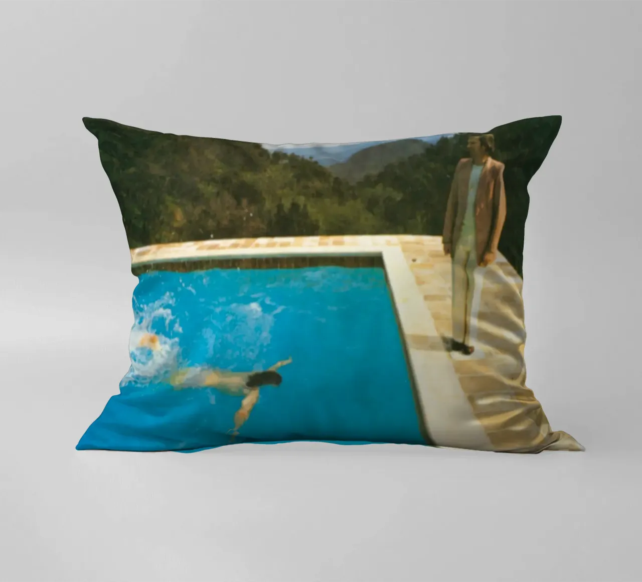 Ritratto in piscina con due figure cuscino da martina