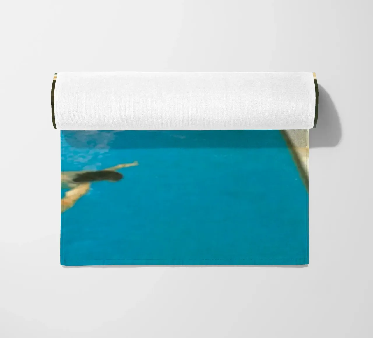 Ritratto in piscina con due figure telo mare da martina