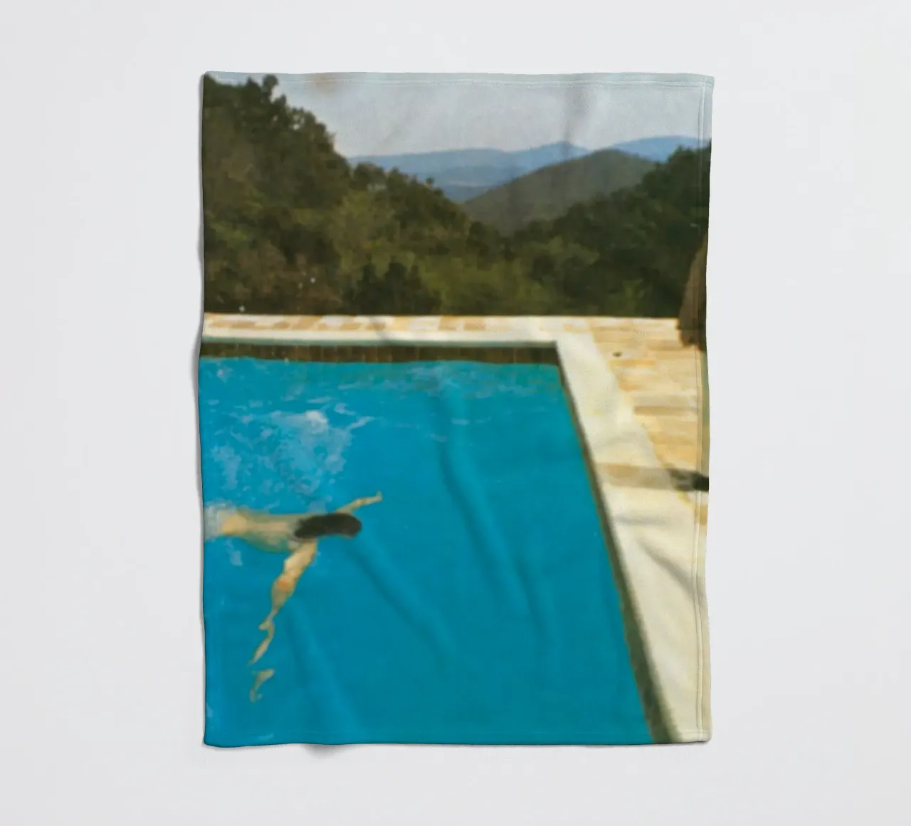 Ritratto in piscina con due figure coperta in pile da martina