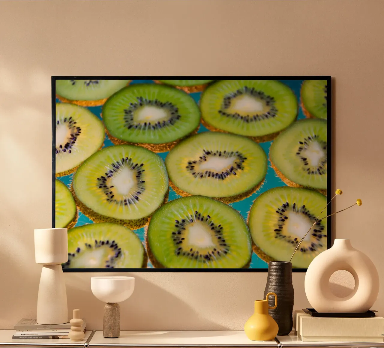 Scontro tra kiwi poster con telaio in legno da StillVibe Home