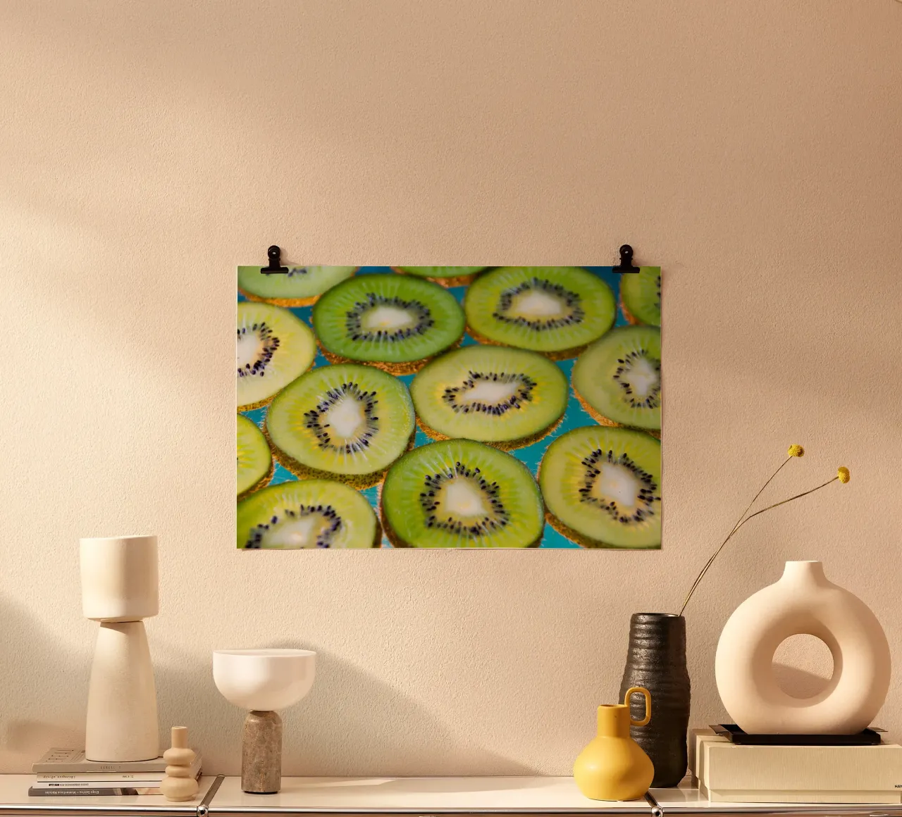 Scontro tra kiwi poster con telaio in legno da StillVibe Home
