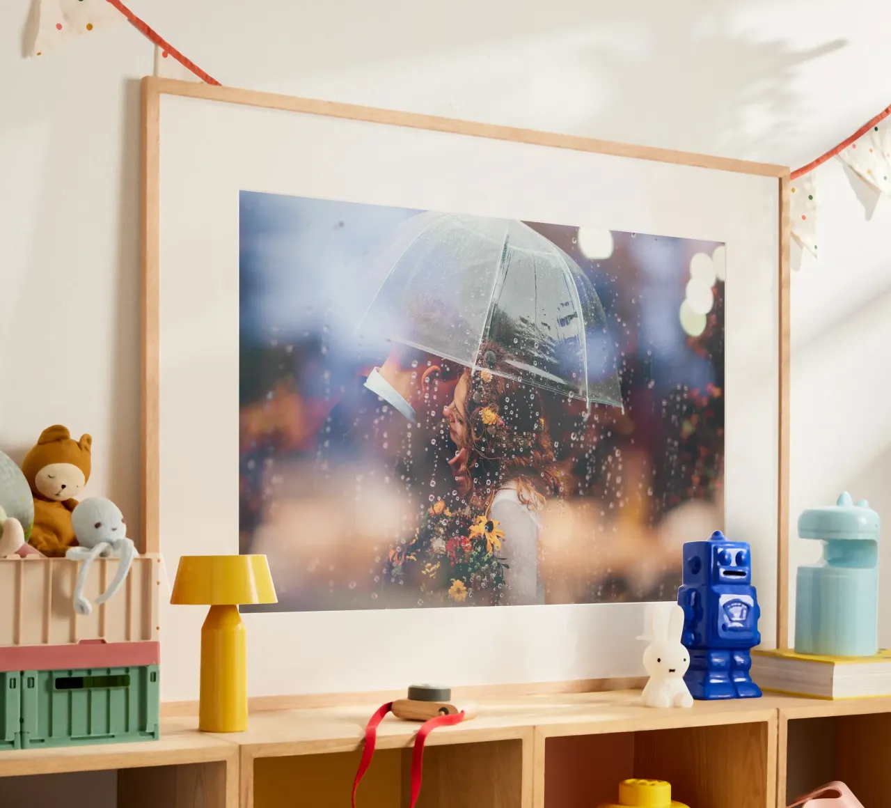 Bacio al chiaro di pioggia poster da StillVibe Home