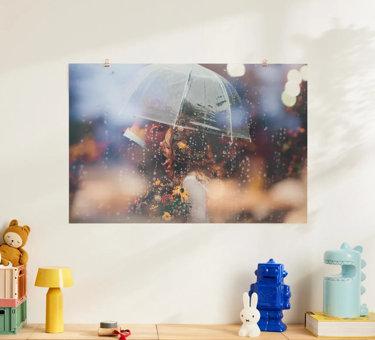 Bacio al chiaro di pioggia poster da StillVibe Home