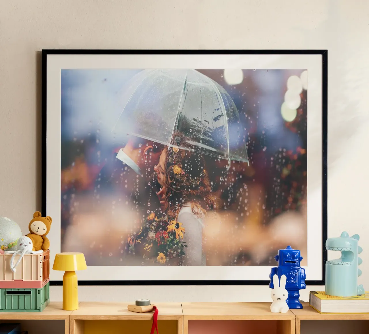 Bacio al chiaro di pioggia poster da StillVibe Home