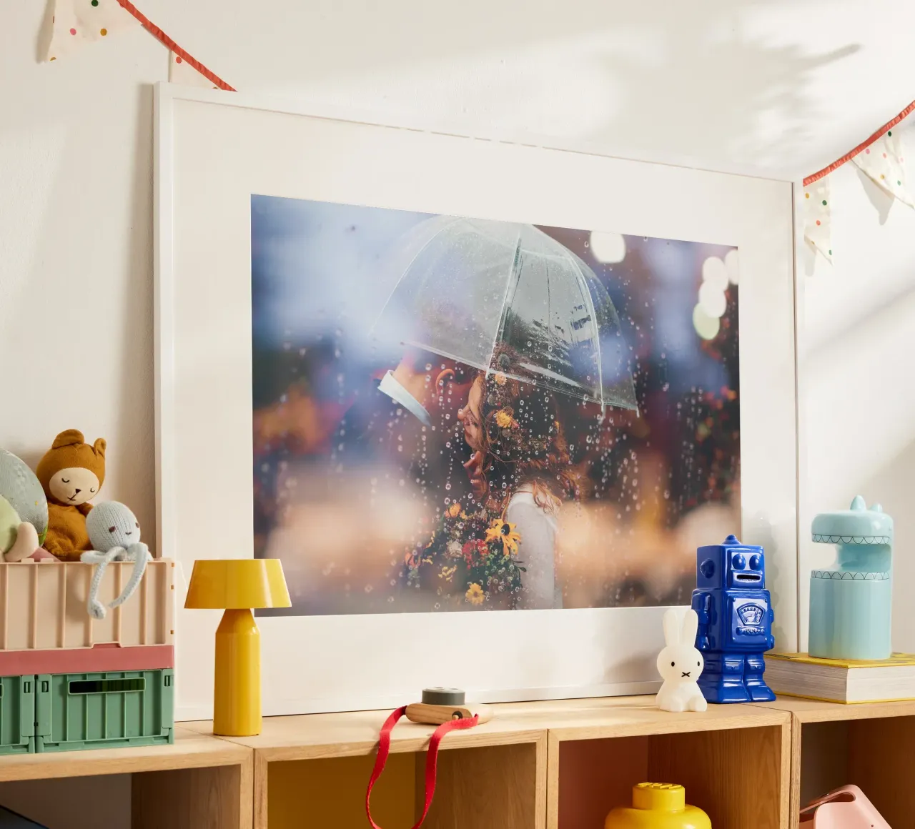 Bacio al chiaro di pioggia poster da StillVibe Home