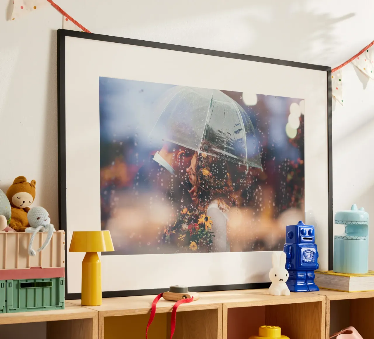 Bacio al chiaro di pioggia poster da StillVibe Home