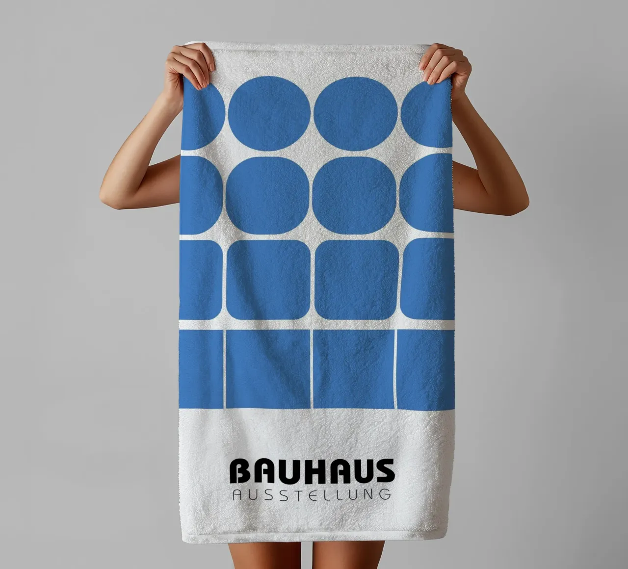 Blaues Bauhaus Raster – Geometrisches Design 1923 Handtuch von Casa Calm