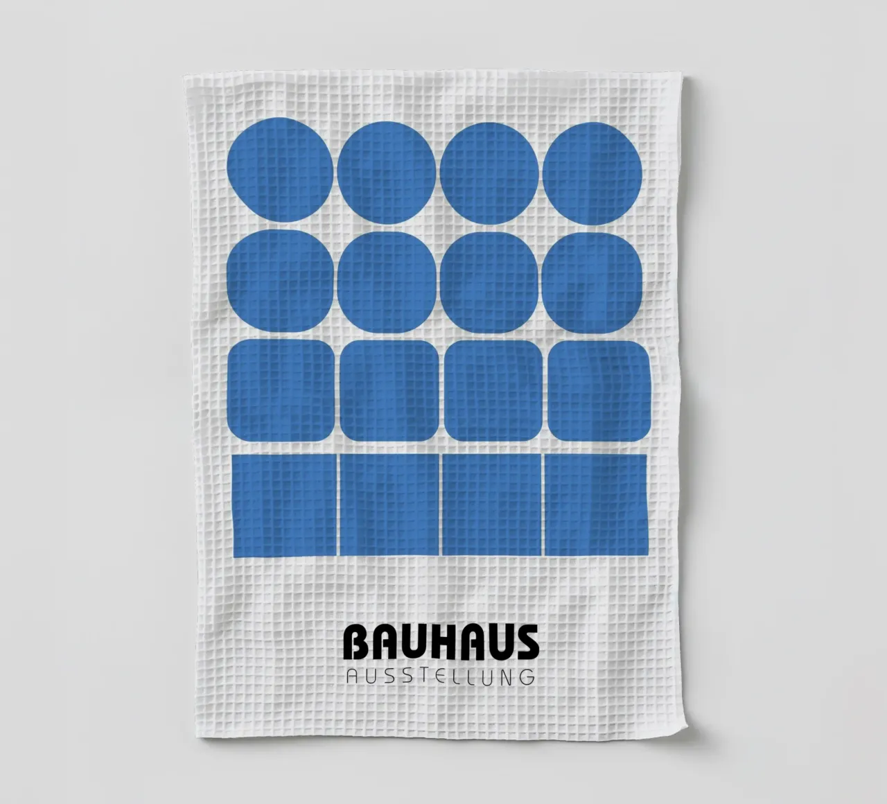 Blaues Bauhaus Raster – Geometrisches Design 1923 Geschirrtuch von Casa Calm