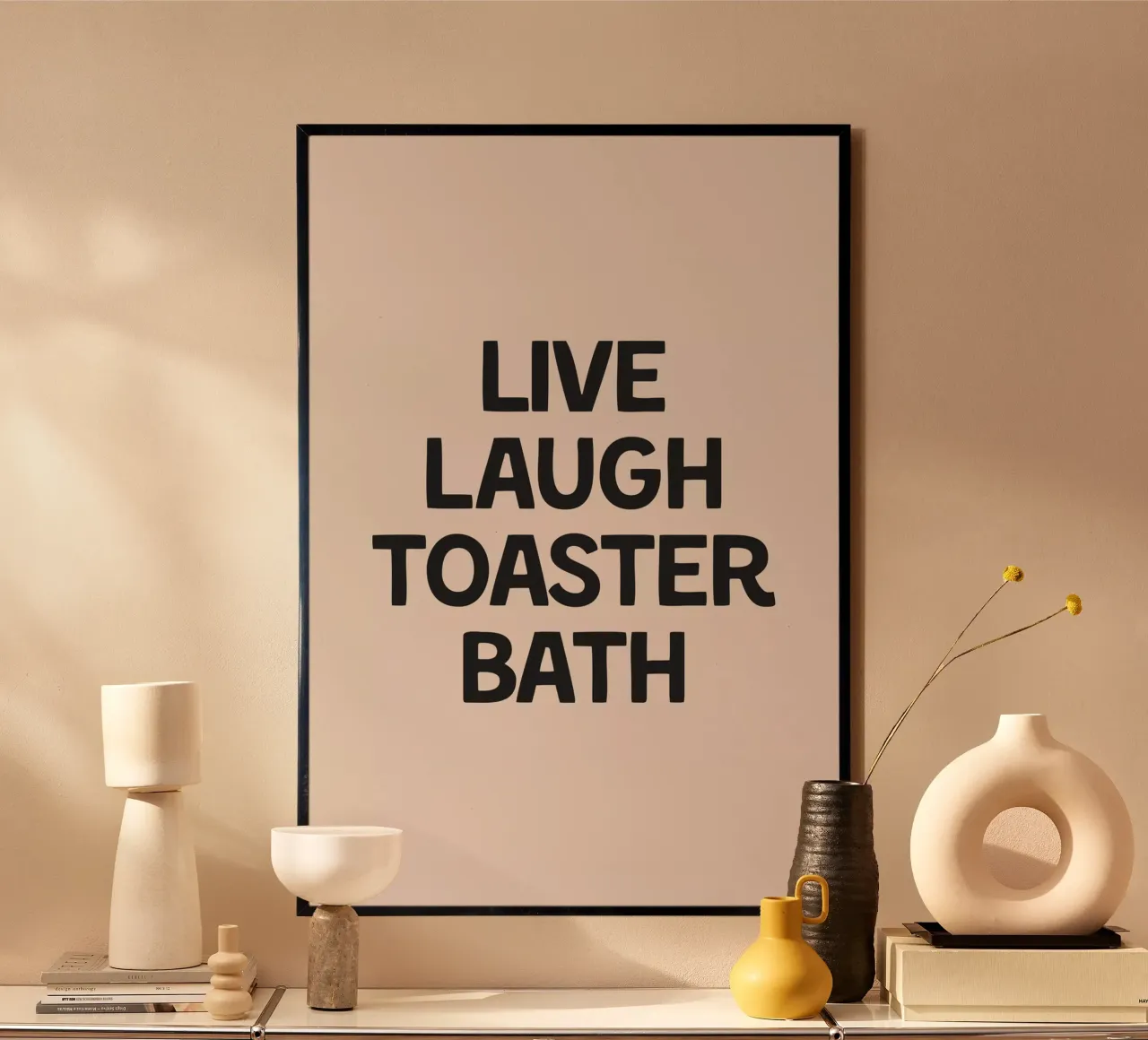 Live Laugh Toaster Bath poster con telaio in alluminio da Mottos by Sinan Saydik