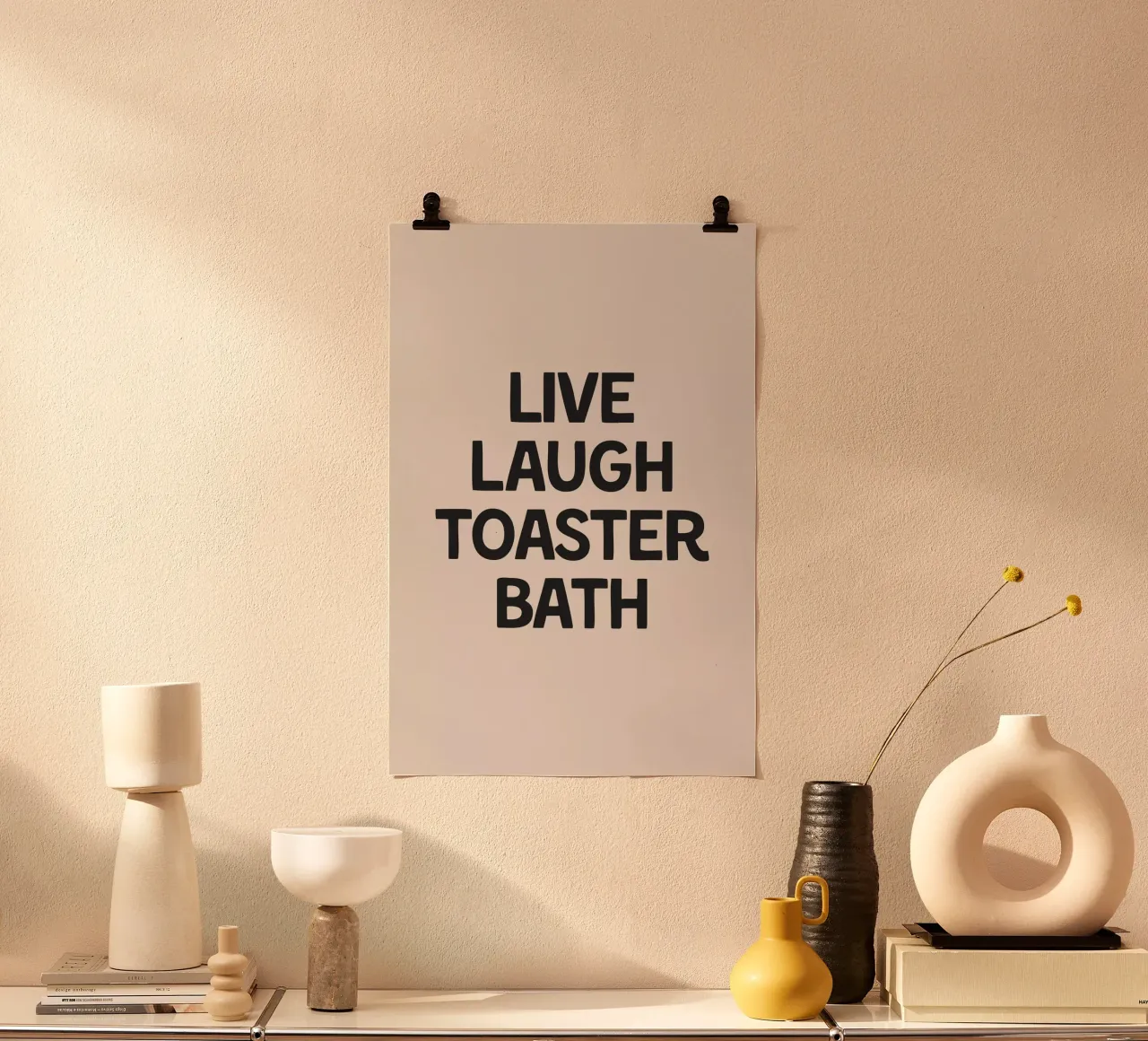 Live Laugh Toaster Bath poster con telaio in alluminio da Mottos by Sinan Saydik