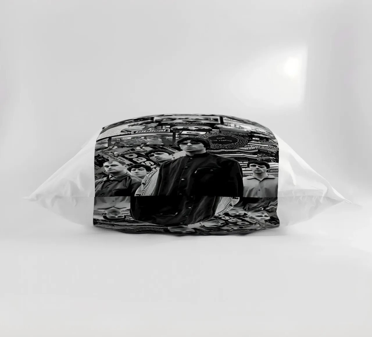 Oasi in bianco e nero cuscino da domherrick1