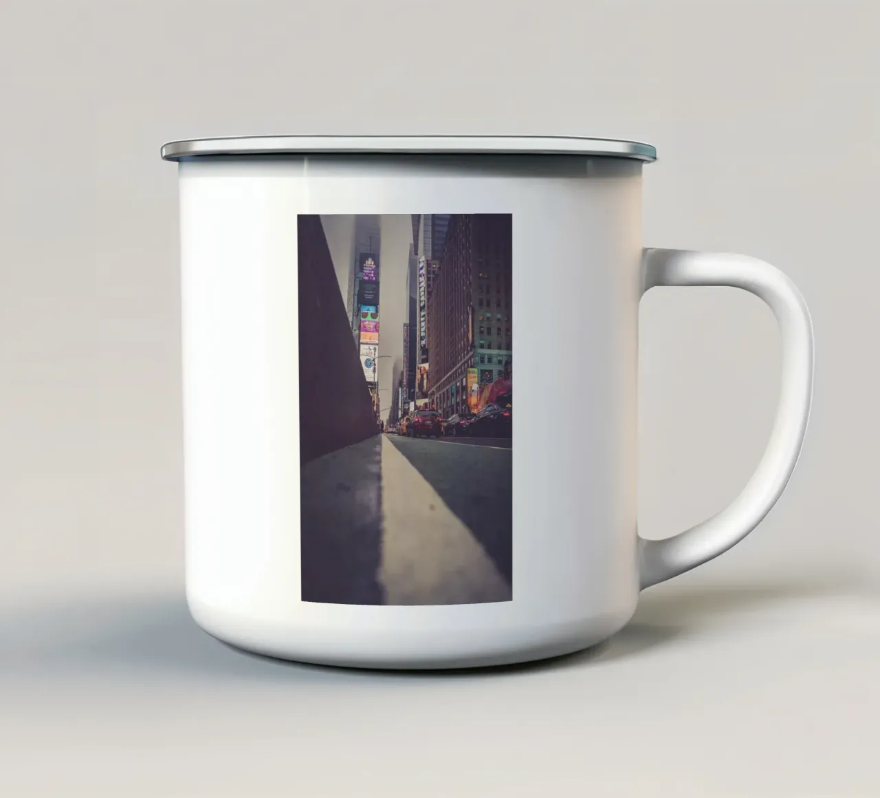 Streets of New York tazza in smalto da Flo Klein