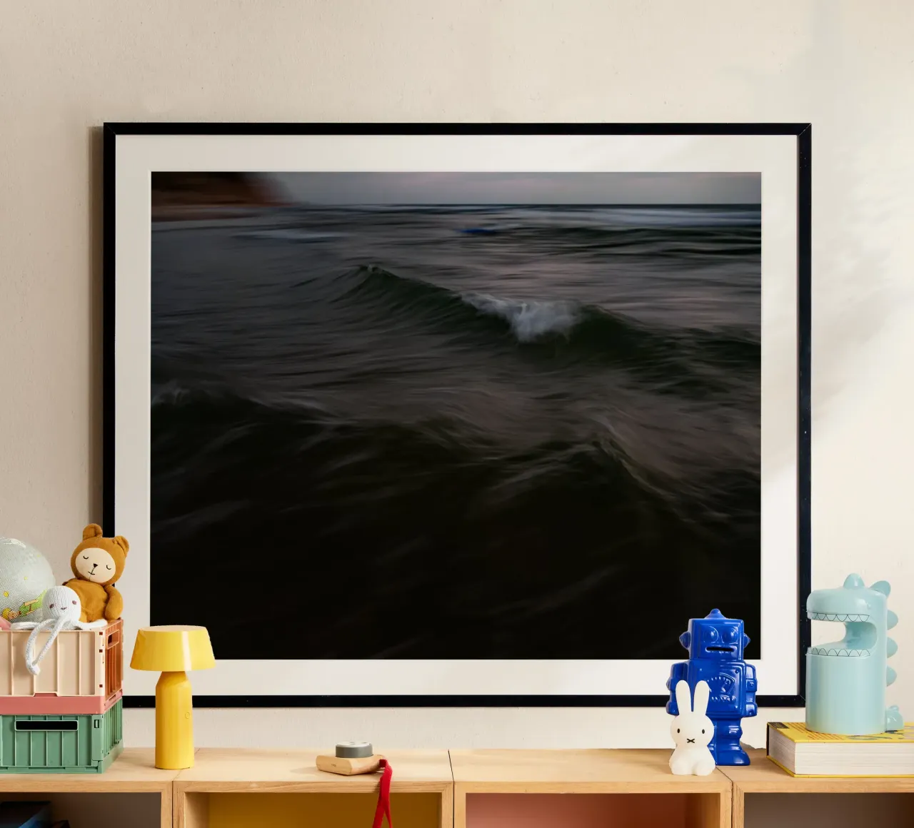 L'unicità delle onde XLVII poster con telaio in plastica da Tal Paz-Fridman