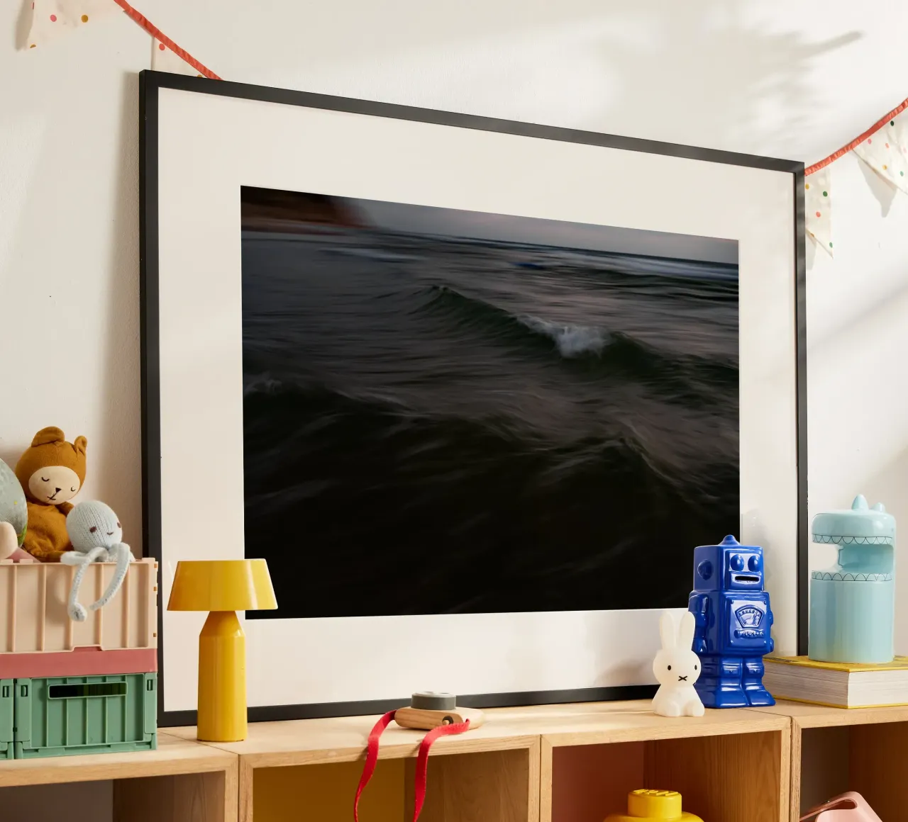 L'unicità delle onde XLVII poster con telaio in plastica da Tal Paz-Fridman