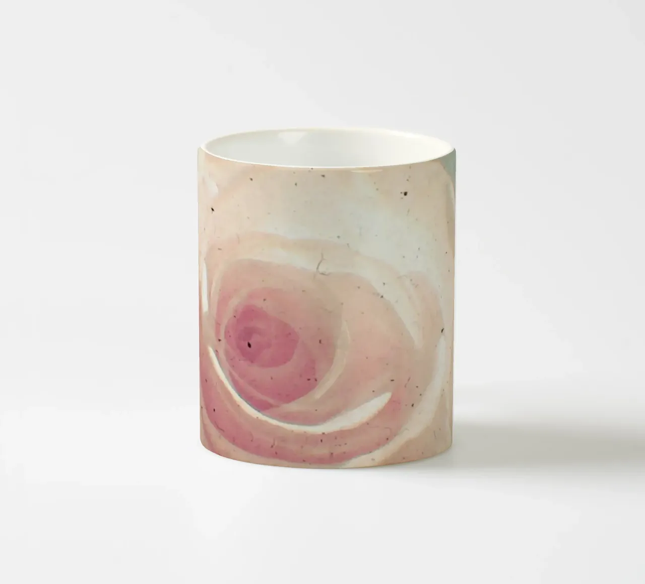 Una rosa con qualsiasi altro nome tazza in ceramica da Cassia Beck Photography