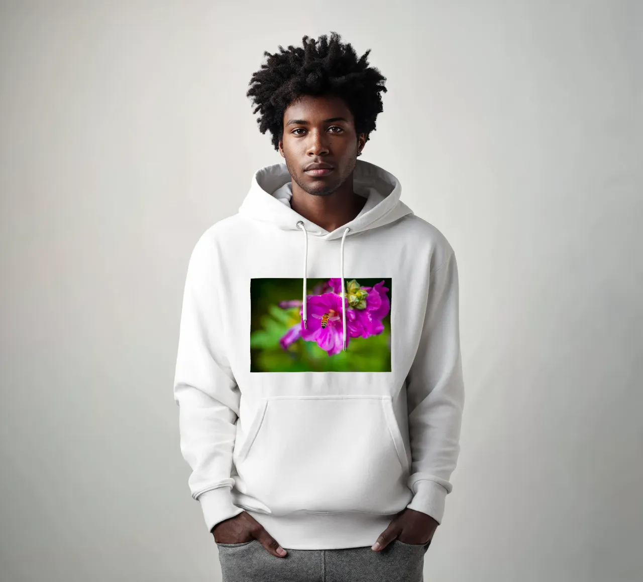 L'ape atterra su un fiore felpa con cappuccio da Marcus Beckert | Fotografie