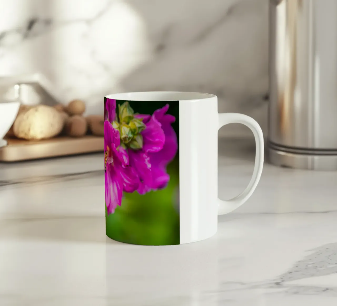 L'ape atterra su un fiore tazza in ceramica da Marcus Beckert | Fotografie