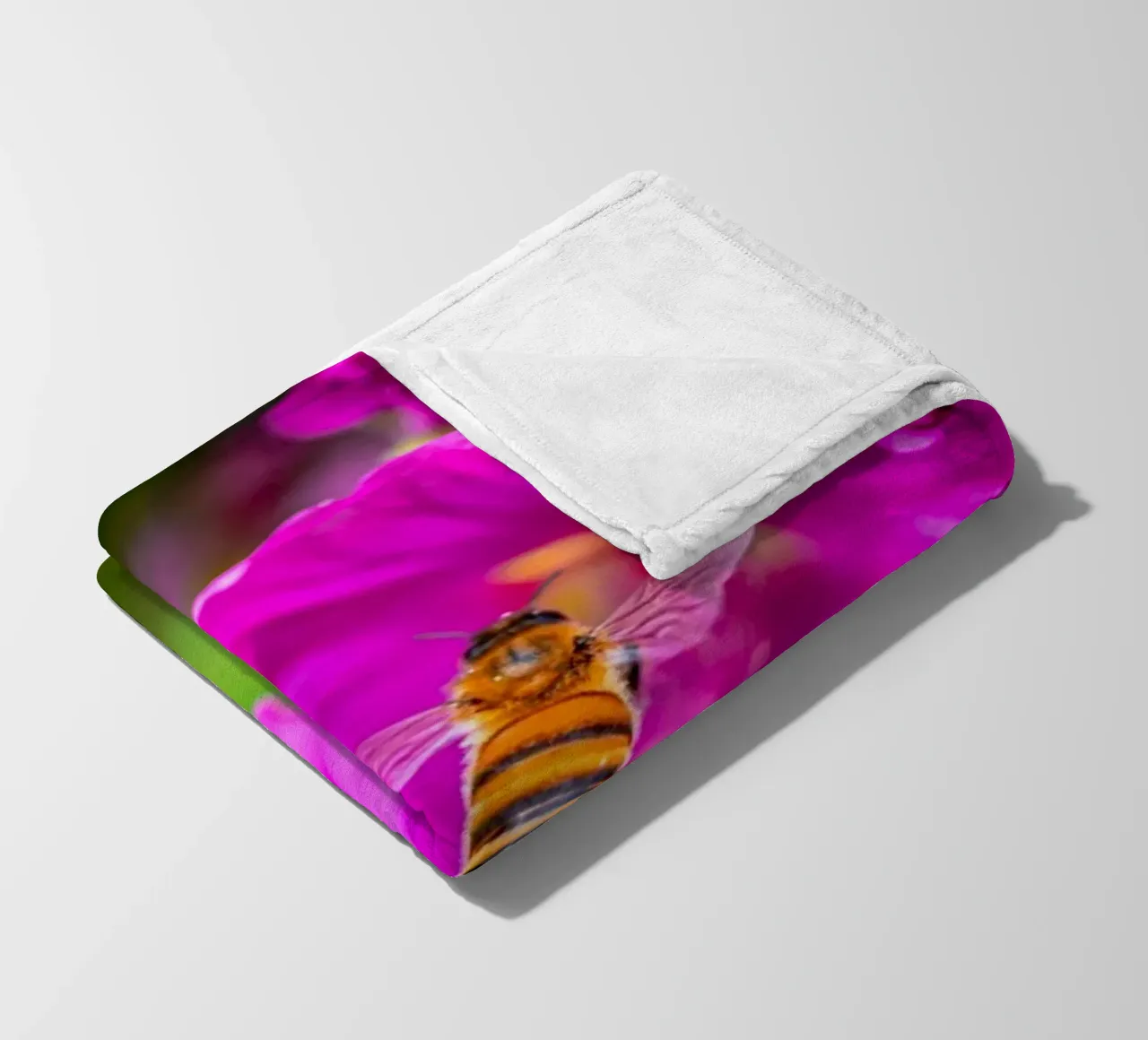 L'ape atterra su un fiore coperta in pile da Marcus Beckert | Fotografie