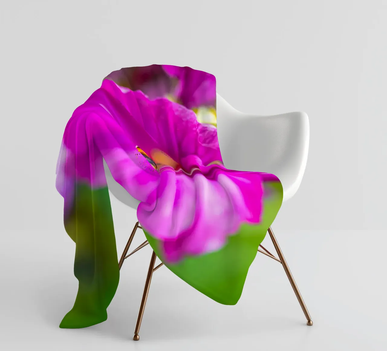 L'ape atterra su un fiore coperta in pile da Marcus Beckert | Fotografie