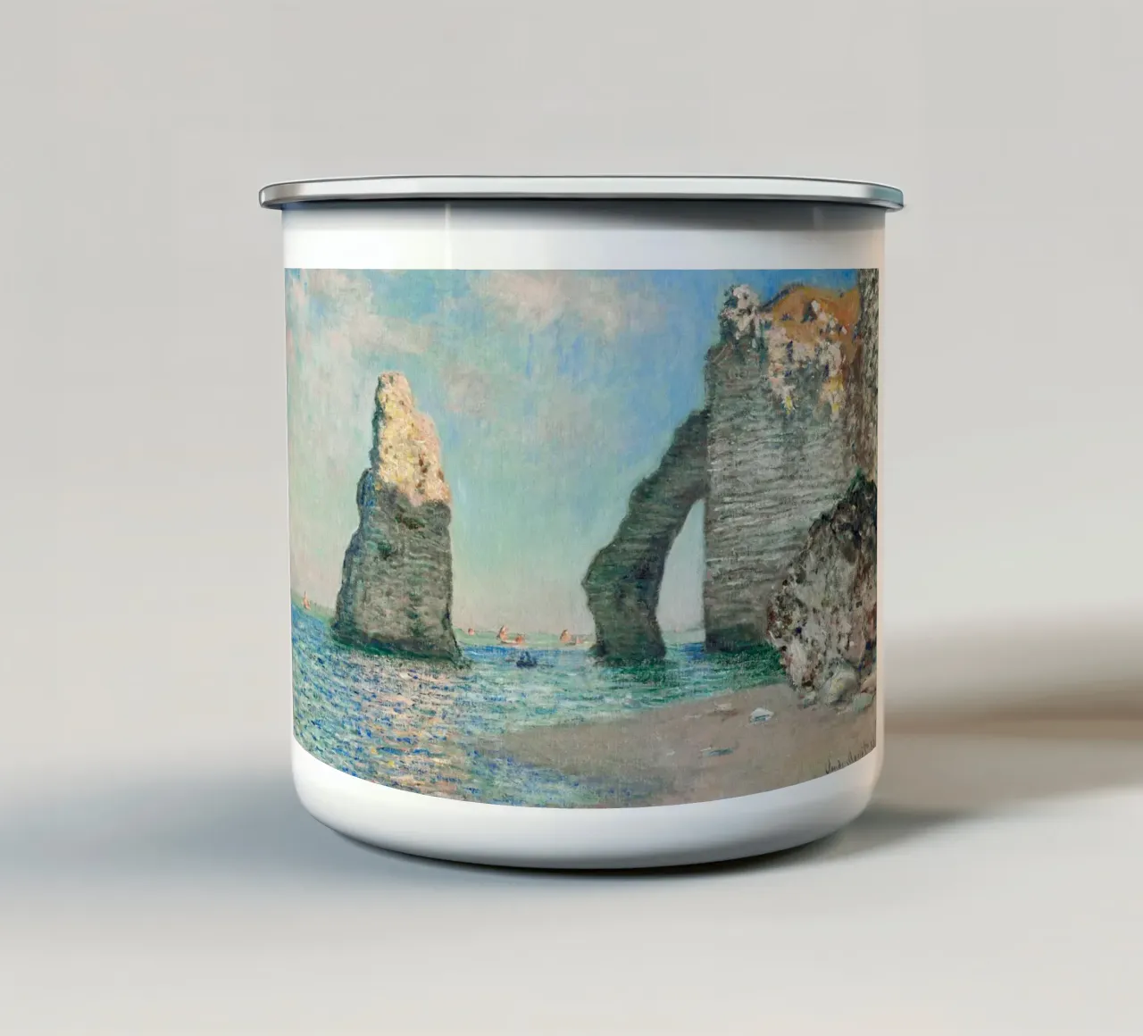 Poster impressionista sulla spiaggia di Etretat di Monet tazza in smalto da dawnthesea
