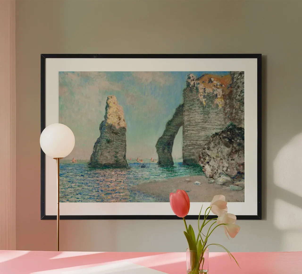 Poster impressionista sulla spiaggia di Etretat di Monet poster con telaio in alluminio da dawnthesea