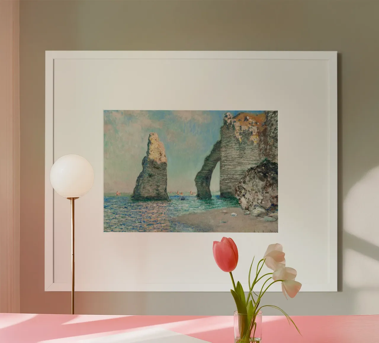 Poster impressionista sulla spiaggia di Etretat di Monet poster con telaio in alluminio da dawnthesea