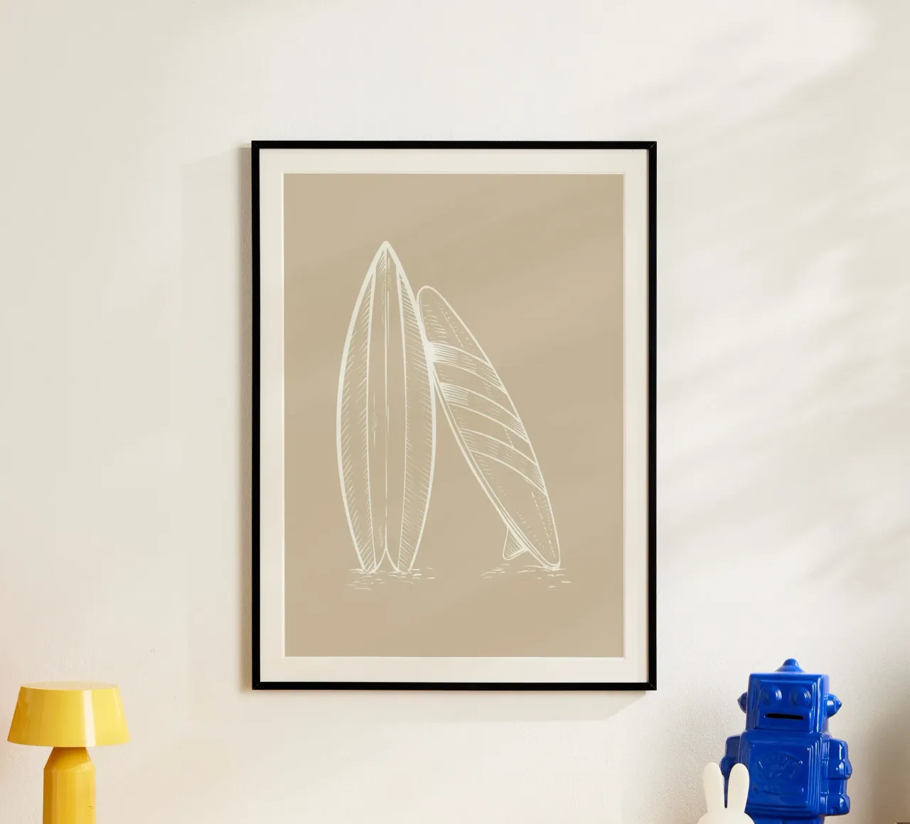 Tavola da surf Beach Art Boho Beige Poster poster con telaio in alluminio da dawnthesea