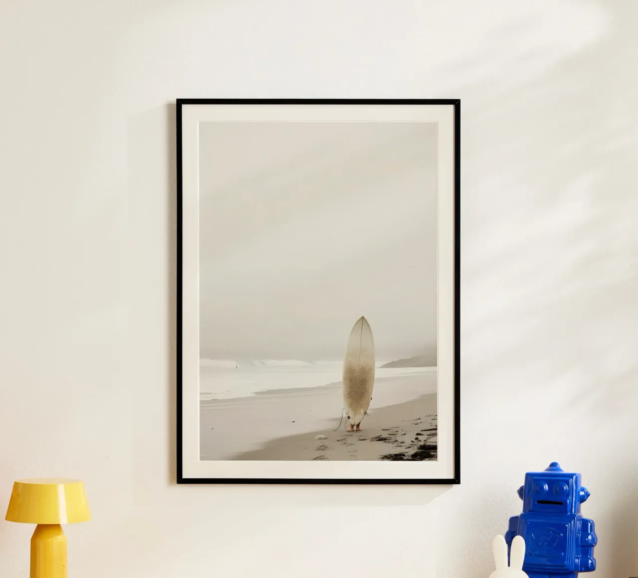 Planche de surf sur une plage brumeuse Affiche minimaliste côtière poster de dawnthesea