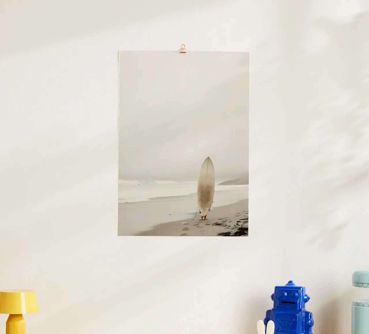 Planche de surf sur une plage brumeuse Affiche minimaliste côtière poster de dawnthesea