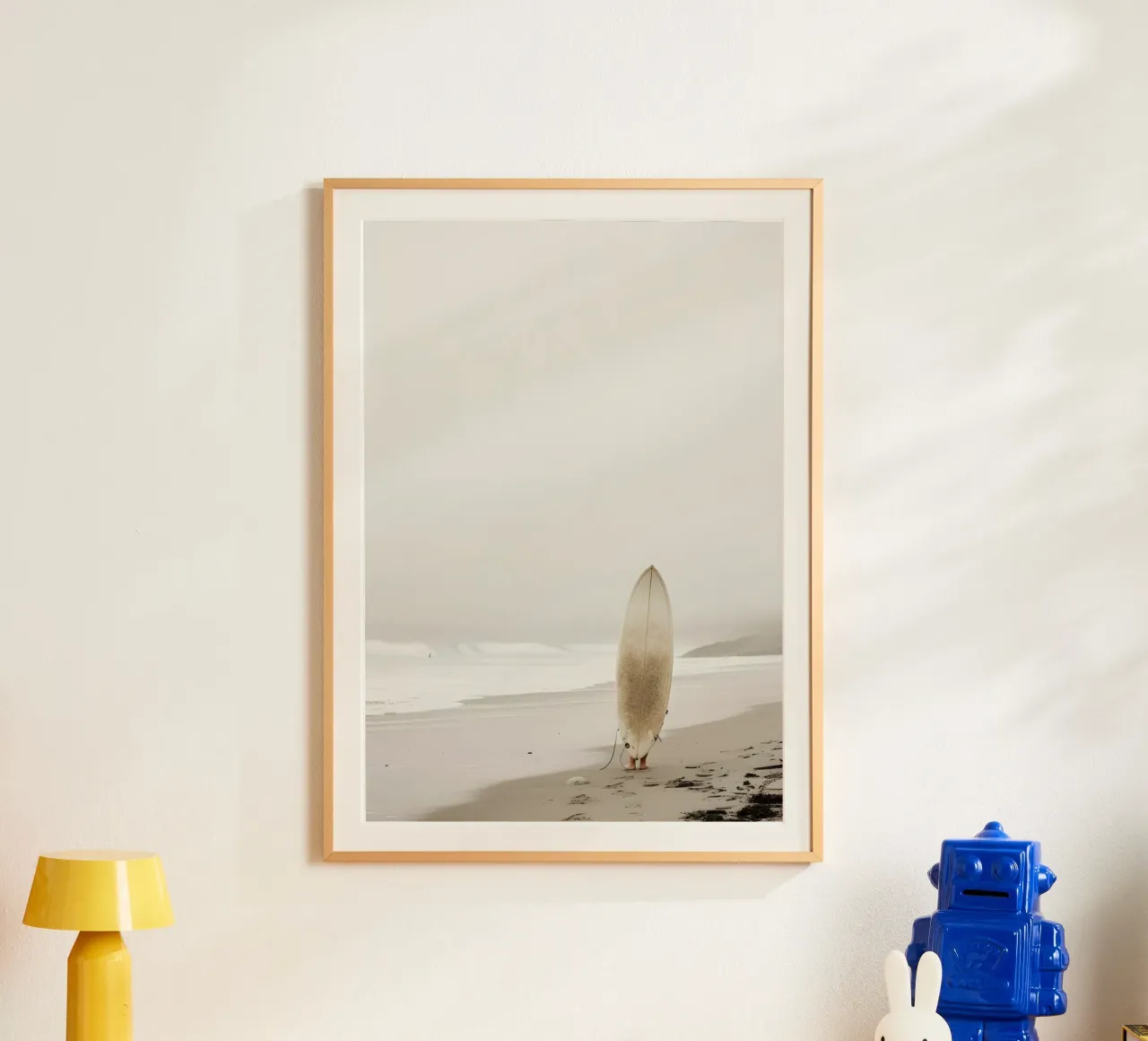 Planche de surf sur une plage brumeuse Affiche minimaliste côtière poster de dawnthesea