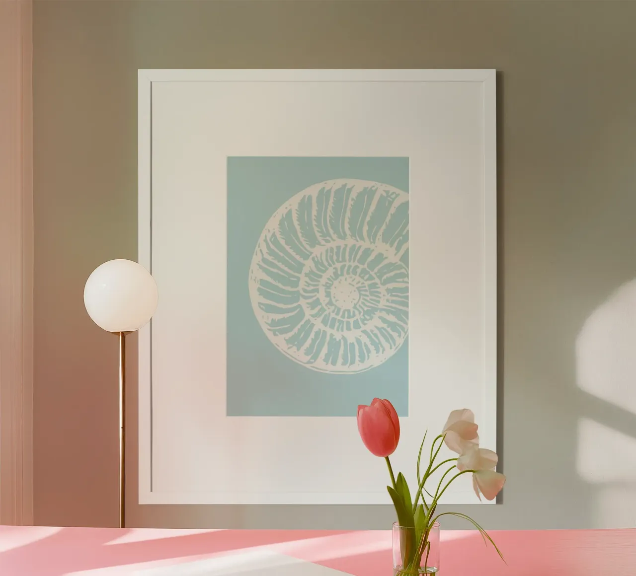 Minimalist Nautilus Shell - Pastel Coastal Art Print poster avec cadre en plastique de dawnthesea