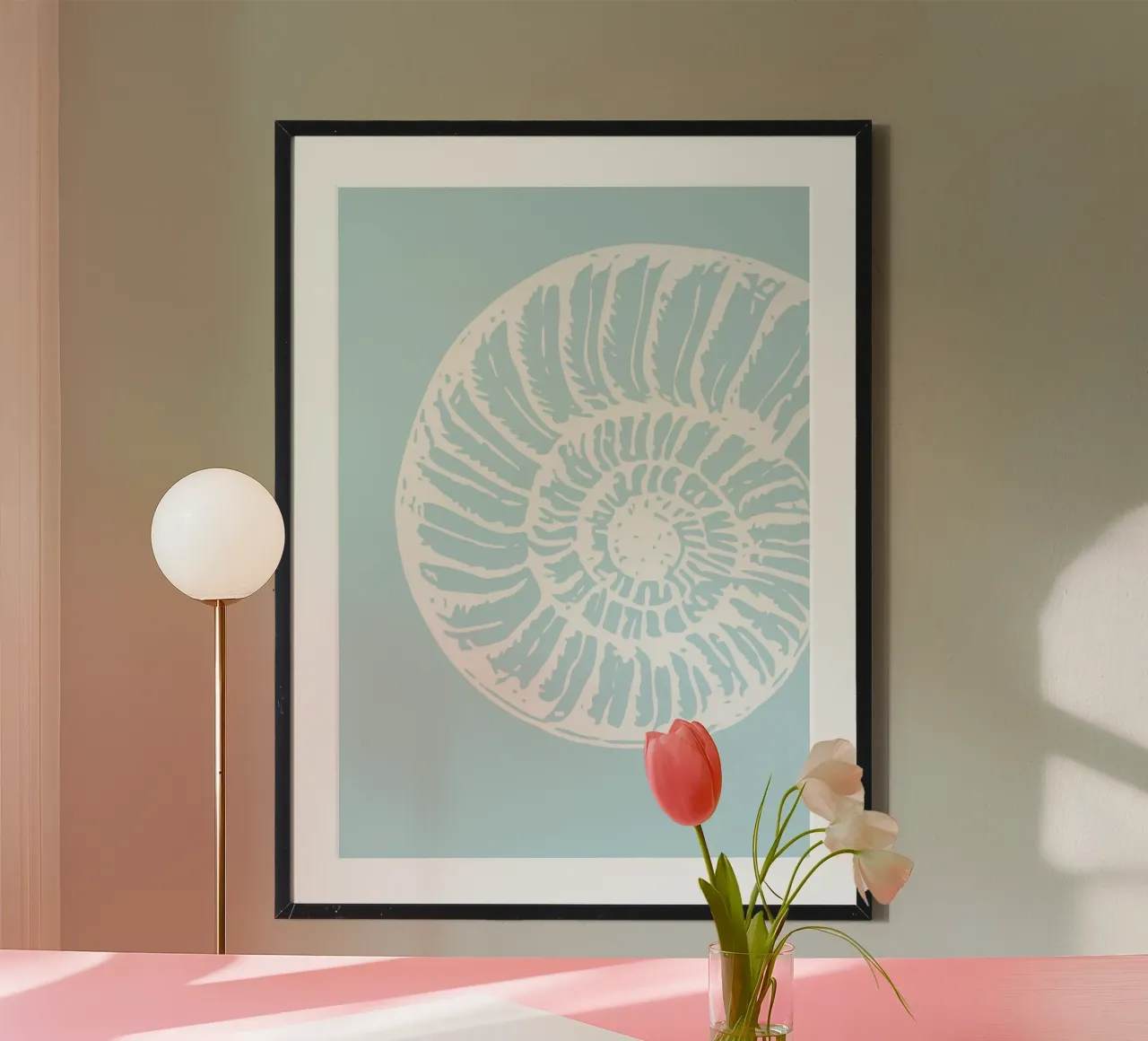 Minimalist Nautilus Shell - Pastel Coastal Art Print poster avec cadre en plastique de dawnthesea
