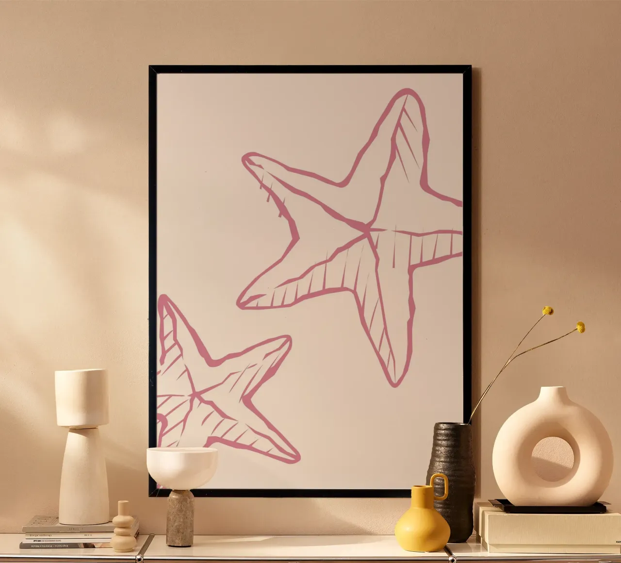 Speelse schets van zeesterren - Roze Minimalistische kustafdruk poster met kunststof frame van dawnthesea