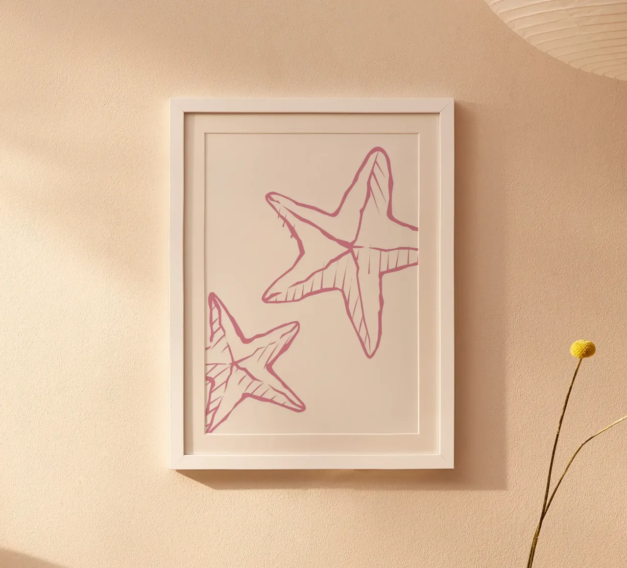 Speelse schets van zeesterren - Roze Minimalistische kustafdruk poster met kunststof frame van dawnthesea