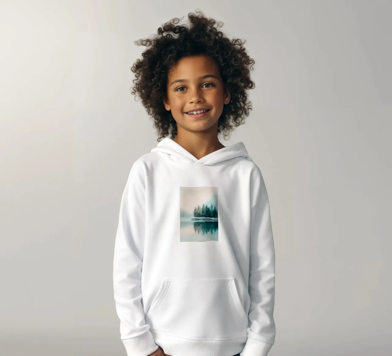 Whispers in the Fog - A Winter Lake Scene sudadera con capucha para niño de Dune