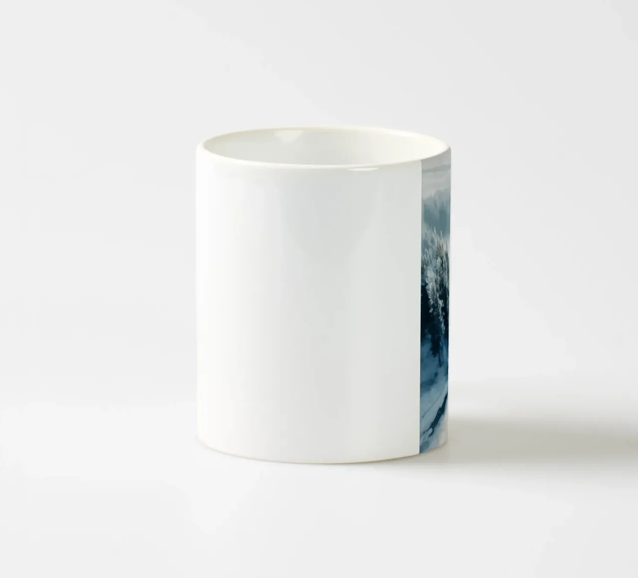 Between the Pines - A Quiet Journey Through Snow tazza in ceramica da Dune