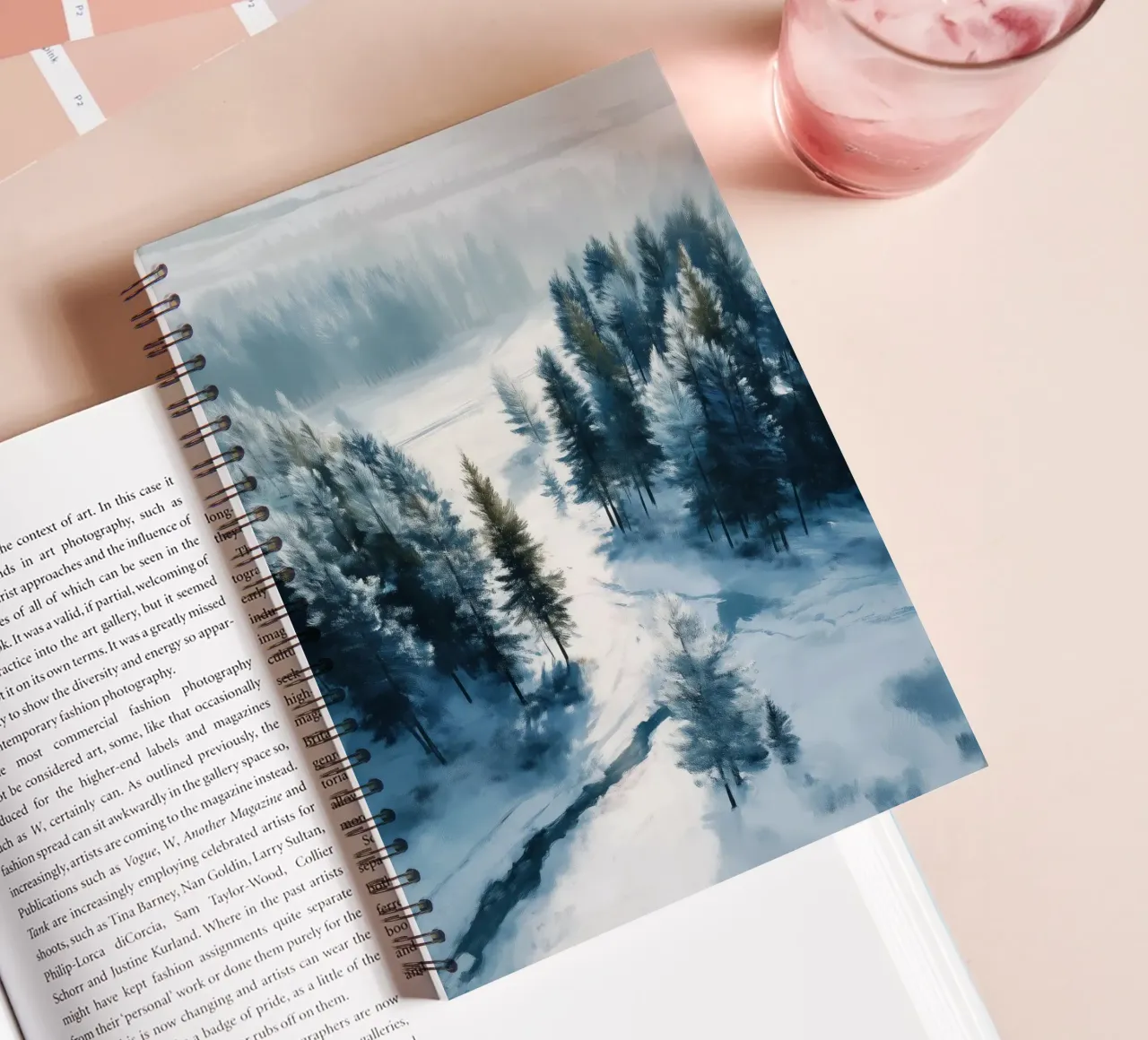 Between the Pines - A Quiet Journey Through Snow diario ad anelli da Dune