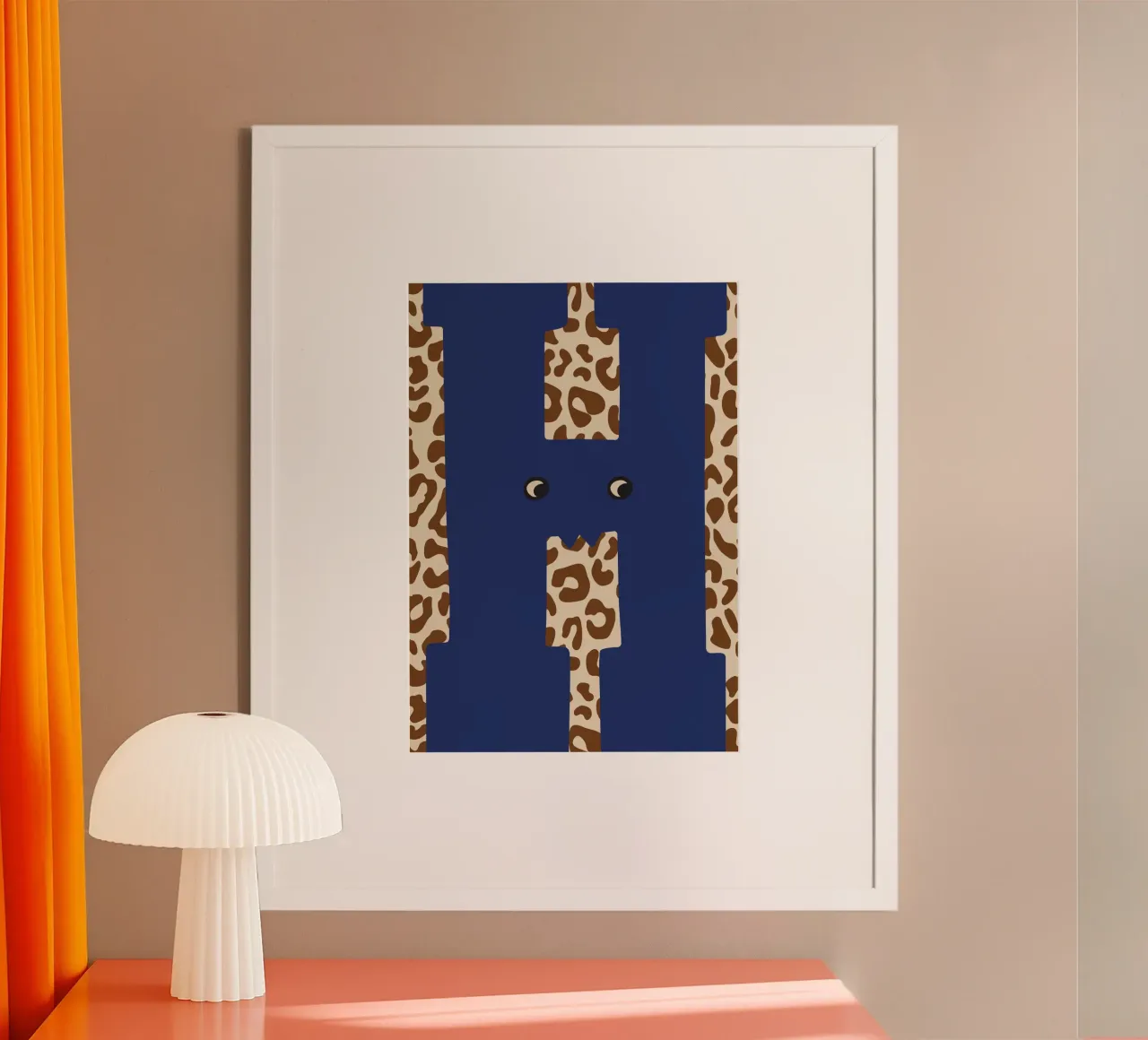 Fun Monster Buchstabe H mit Leopard Hintergrund Poster von ALLÉE DE PAPIER
