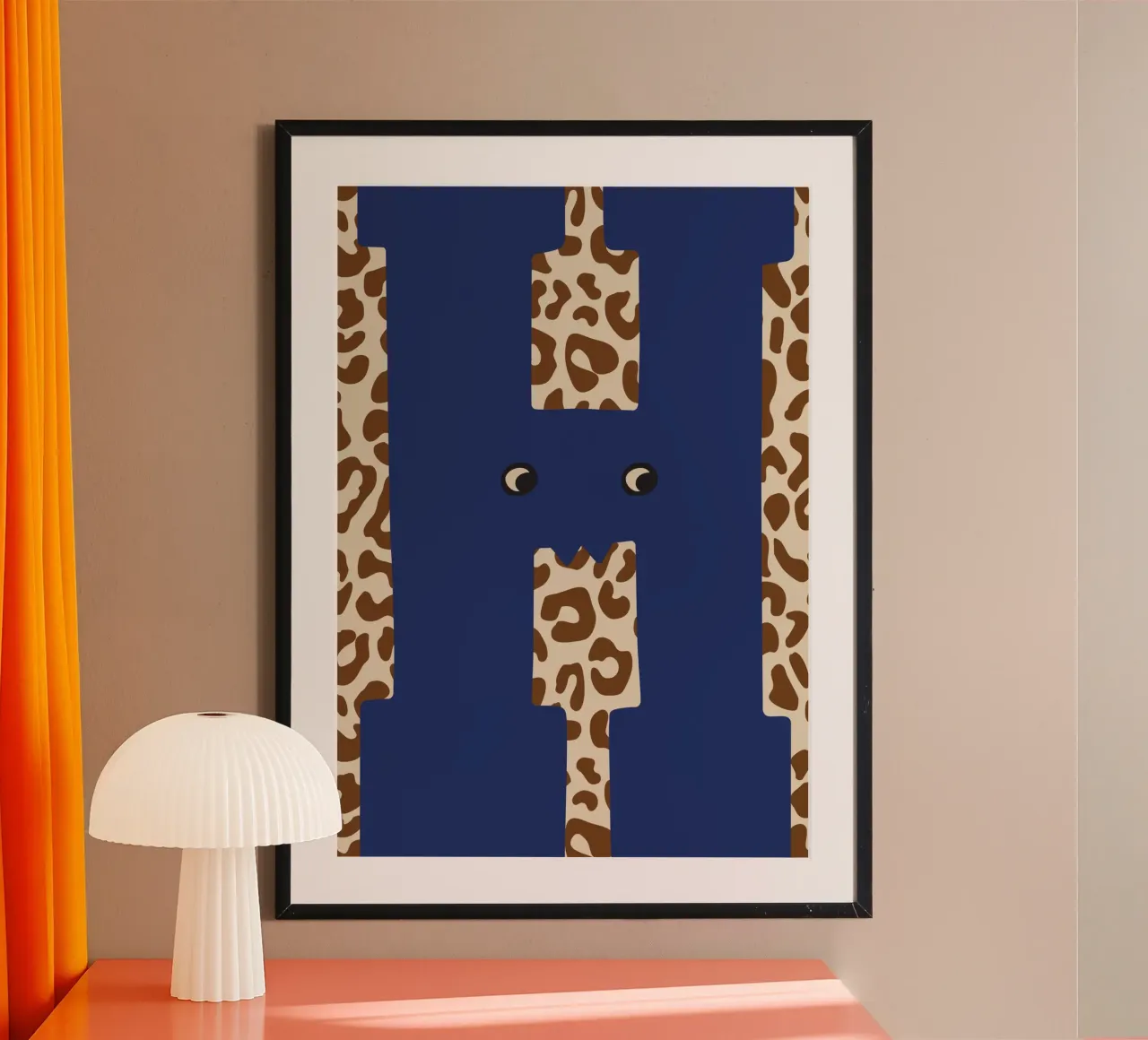 Fun Monster Buchstabe H mit Leopard Hintergrund Poster von ALLÉE DE PAPIER