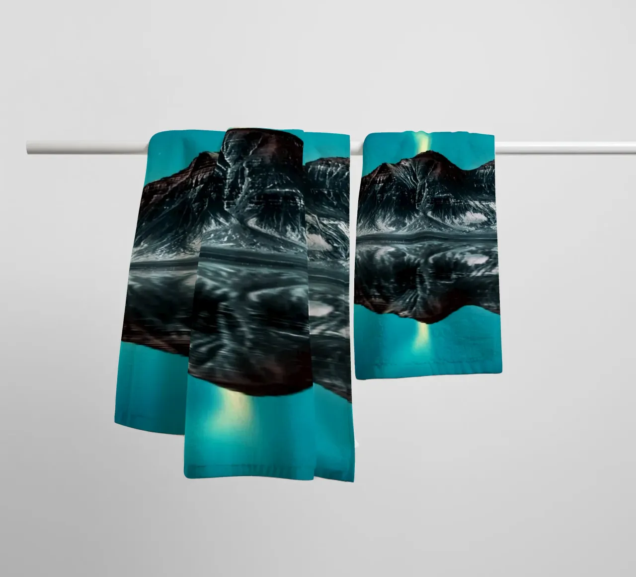 Snow mountain badhanddoek van Musadad Shop