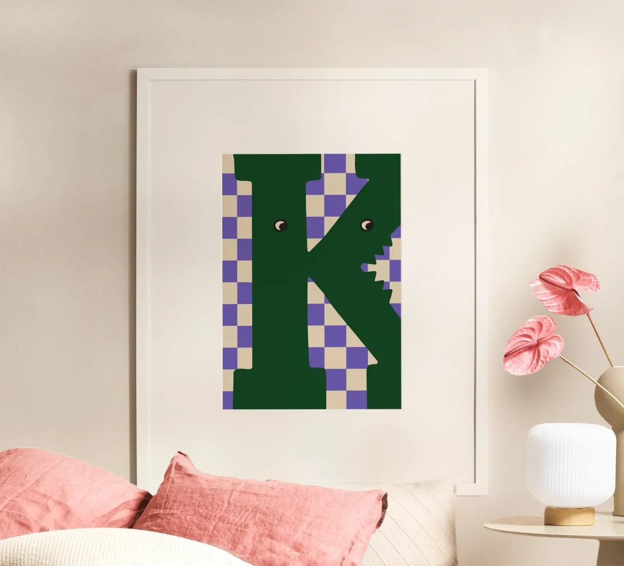 Divertente mostro lettera K con sfondo a scacchiera poster con telaio in alluminio da ALLÉE DE PAPIER