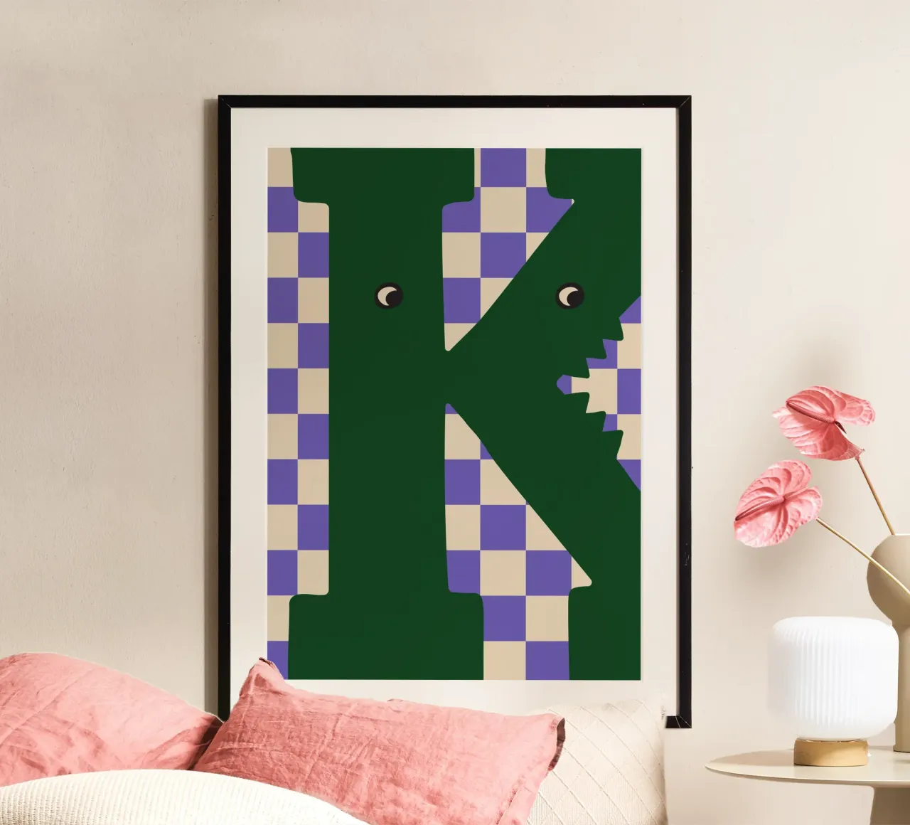 Divertente mostro lettera K con sfondo a scacchiera poster con telaio in alluminio da ALLÉE DE PAPIER