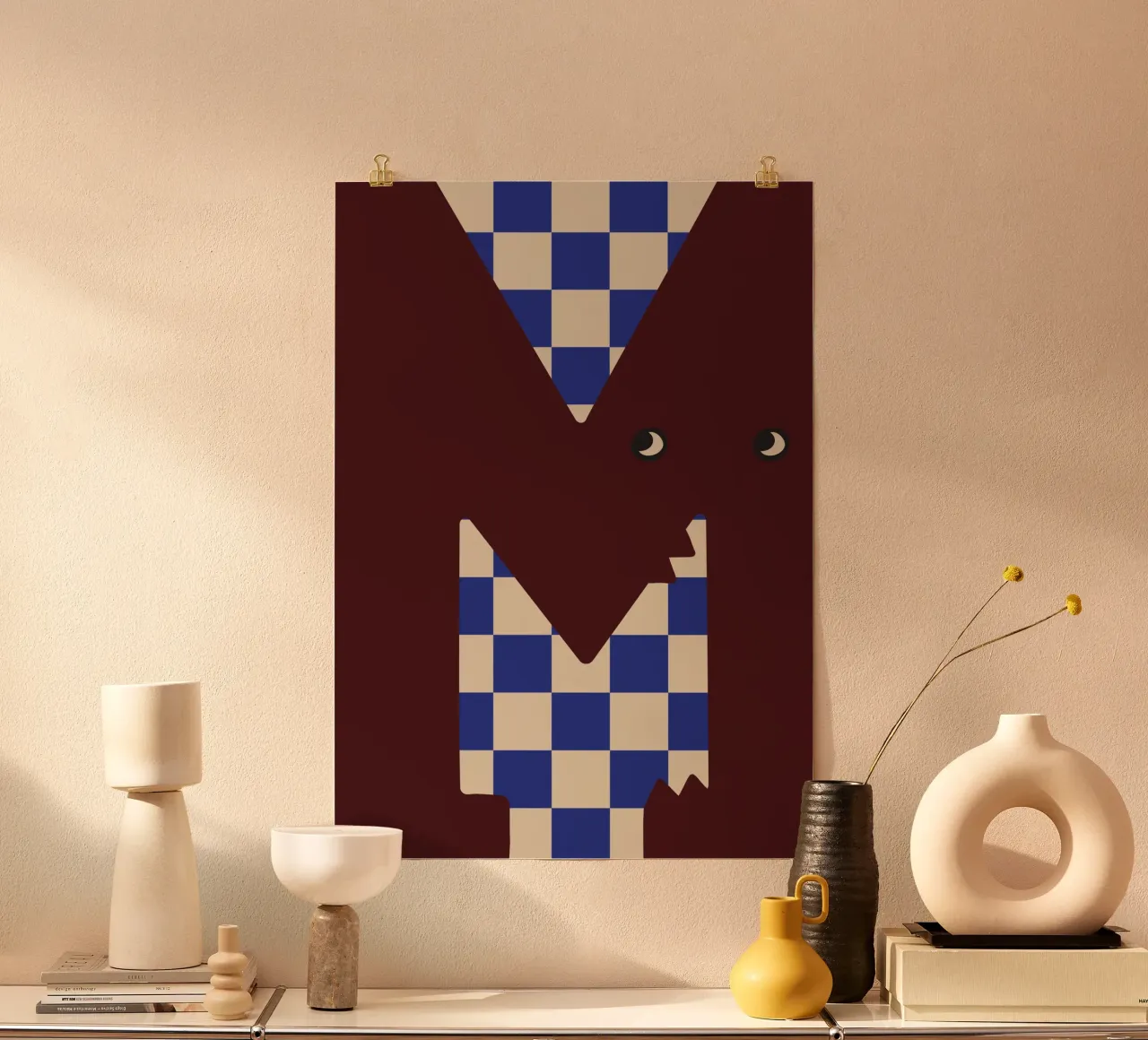 Divertente mostro lettera M con sfondo a scacchiera poster da ALLÉE DE PAPIER