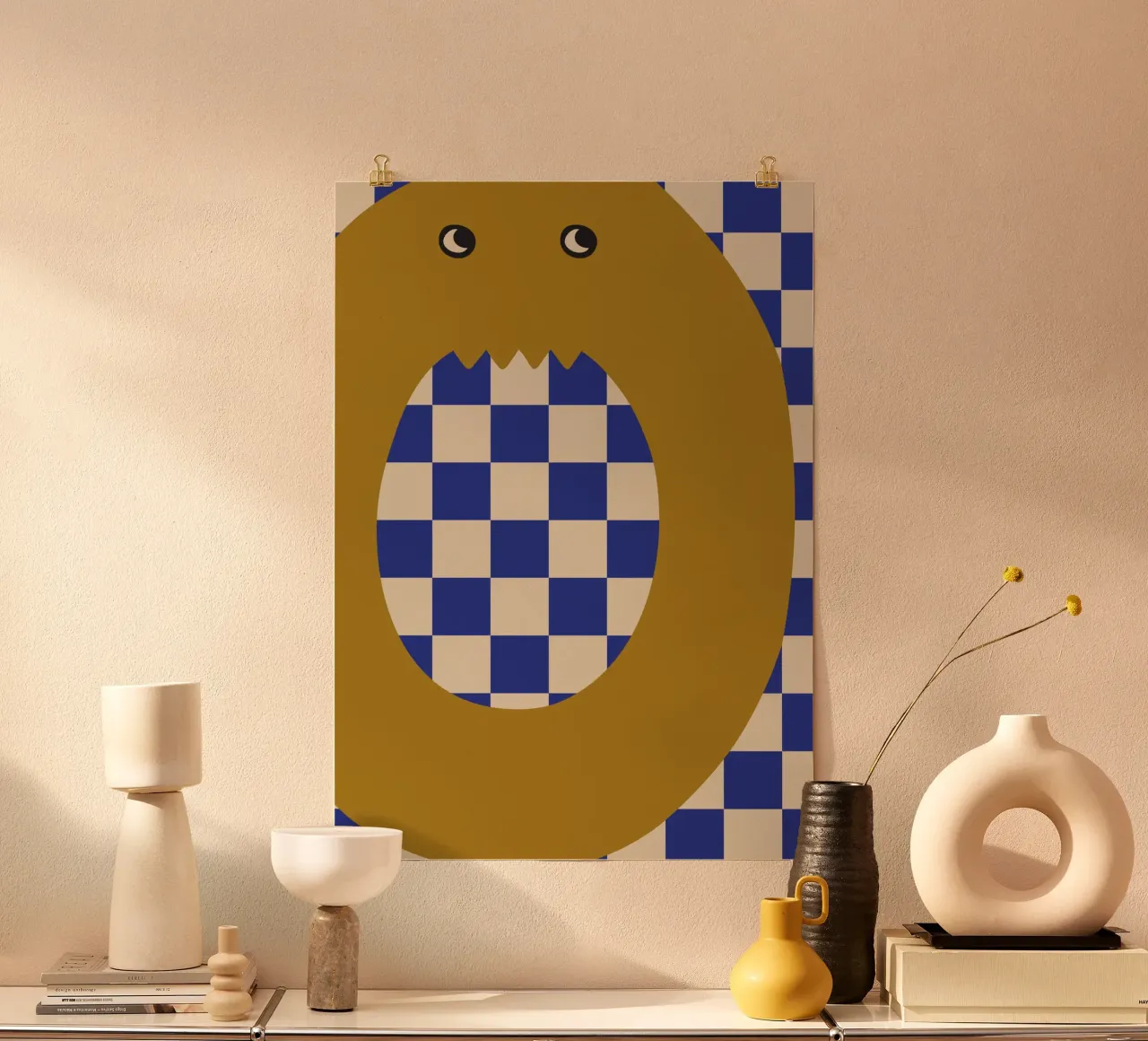 Divertente mostro lettera O con sfondo a scacchiera poster da ALLÉE DE PAPIER