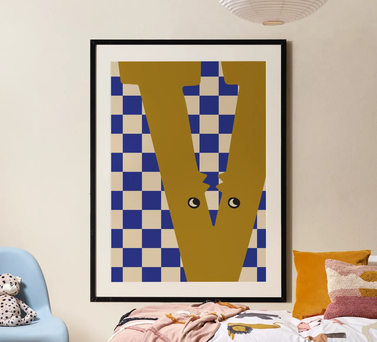 Divertente mostro lettera V con sfondo a scacchiera poster da ALLÉE DE PAPIER